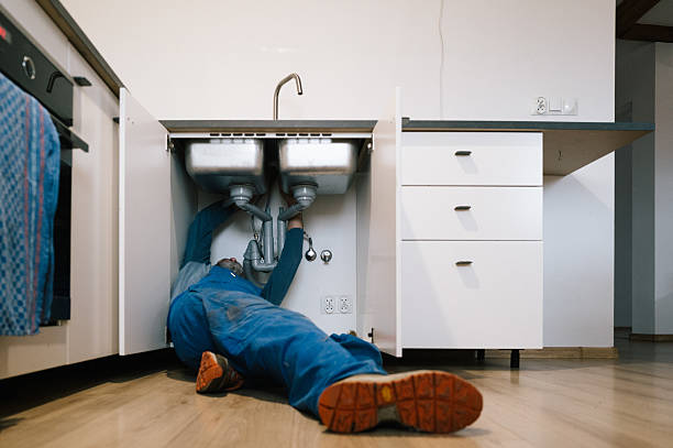 Professional Emergency Plumber technician working in Cupertino, CA